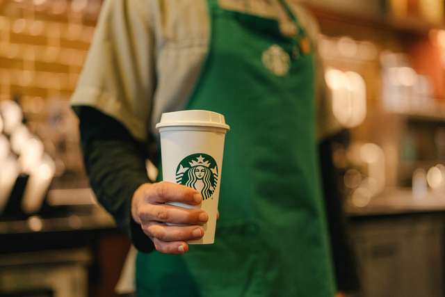 В Ірландії Starbucks виплатить клієнтці 12 тисяч євро через малюнок на стаканчику - фото 444233