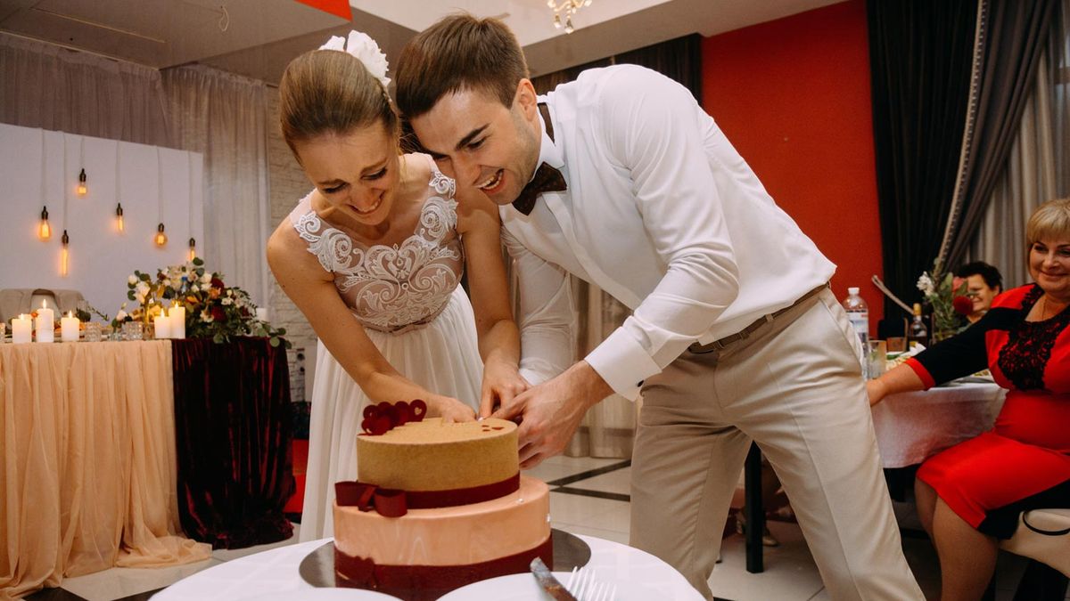 Ображений наречений жбурнув торт в обличчя коханої: епічне весільне відео - фото 1