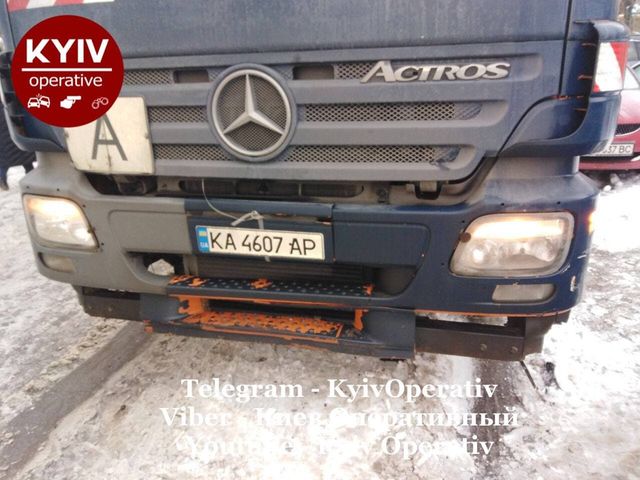 У Києві сміттєвоз розтрощив десяток авто: фотофакт - фото 444333