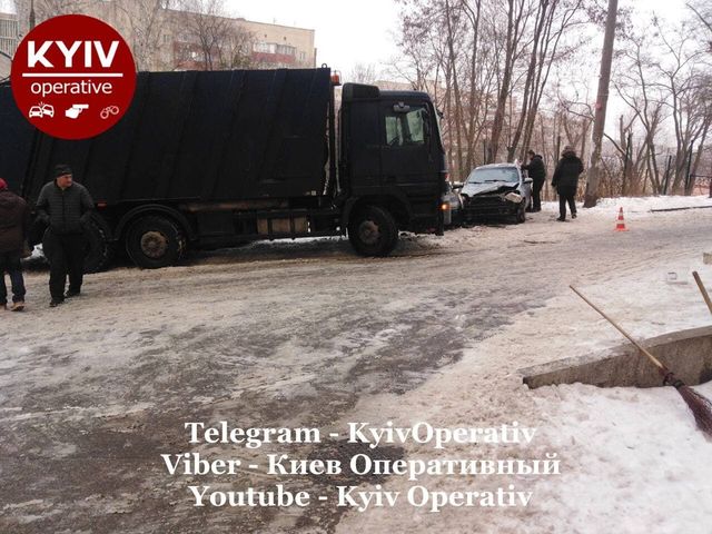 У Києві сміттєвоз розтрощив десяток авто: фотофакт - фото 444335