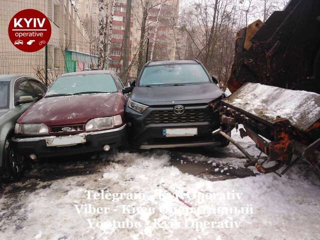 У Києві сміттєвоз розтрощив десяток авто: фотофакт - фото 444336