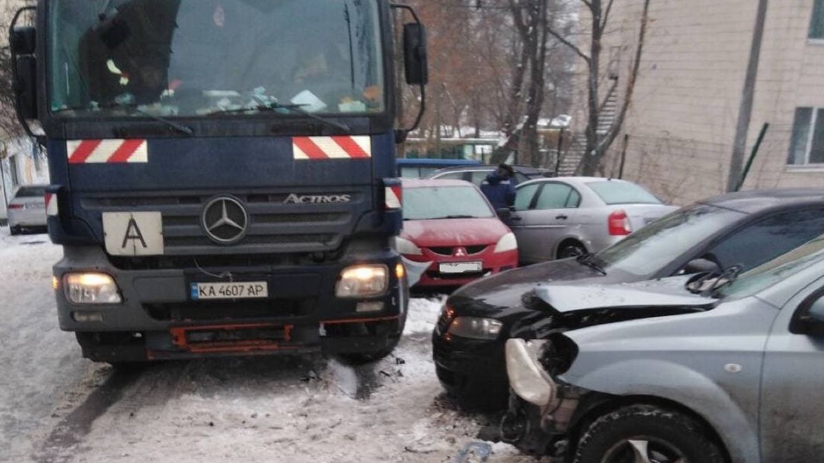 У Києві сміттєвоз розтрощив десяток авто: фотофакт