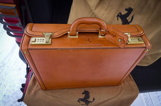 Старі фірмові сумки Ferrari продали за космічні гроші: фото - фото 444468