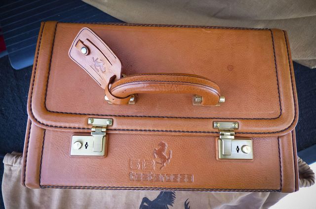 Старі фірмові сумки Ferrari продали за космічні гроші: фото - фото 444470