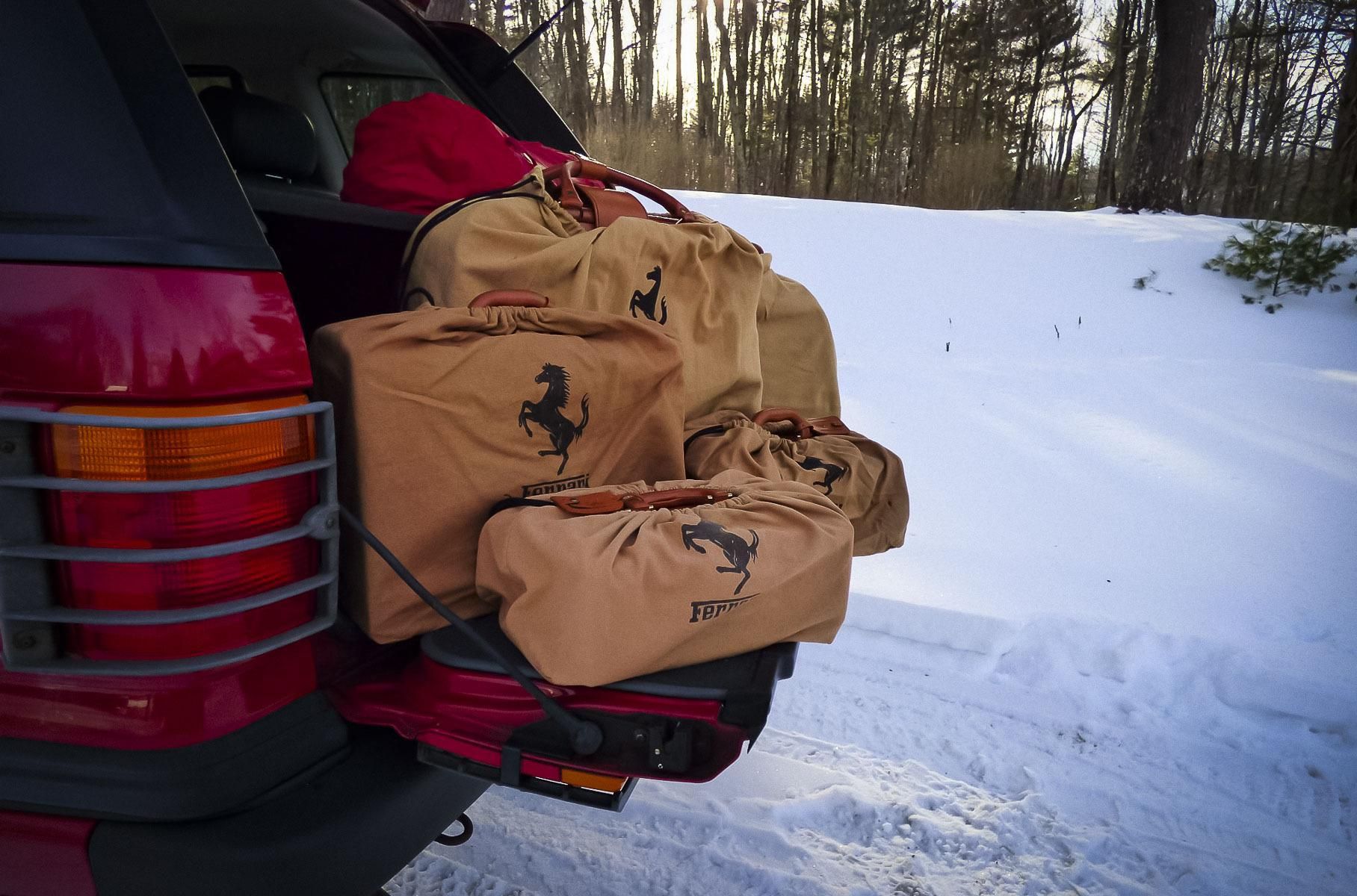 Старі фірмові сумки Ferrari продали за космічні гроші: фото
