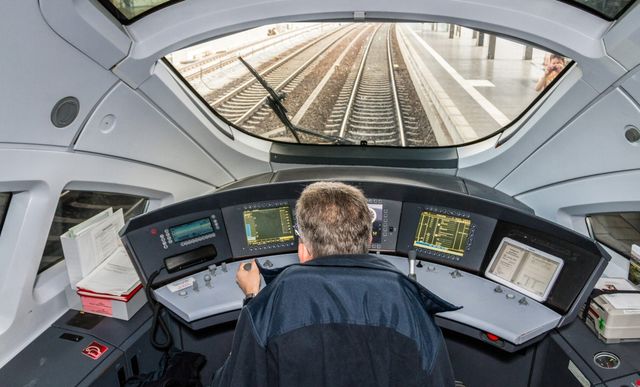 Пілоти стають машиністами швидкісних поїздів - фото 444656