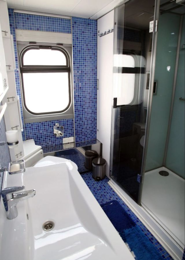 Душ, диван і комп'ютер: у мережі показали вагони Укрзалізниці підвищеної комфортності - фото 444737