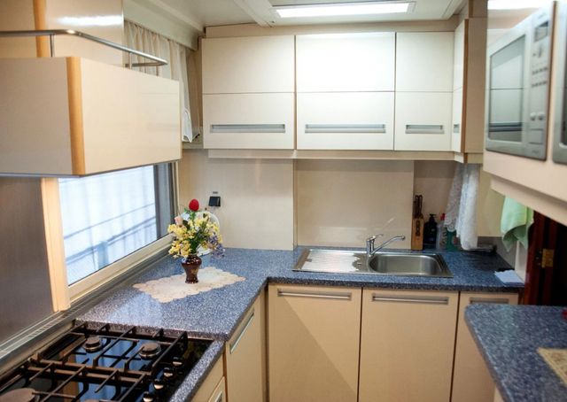 Душ, диван і комп'ютер: у мережі показали вагони Укрзалізниці підвищеної комфортності - фото 444739