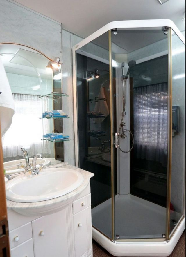 Душ, диван і комп'ютер: у мережі показали вагони Укрзалізниці підвищеної комфортності - фото 444741