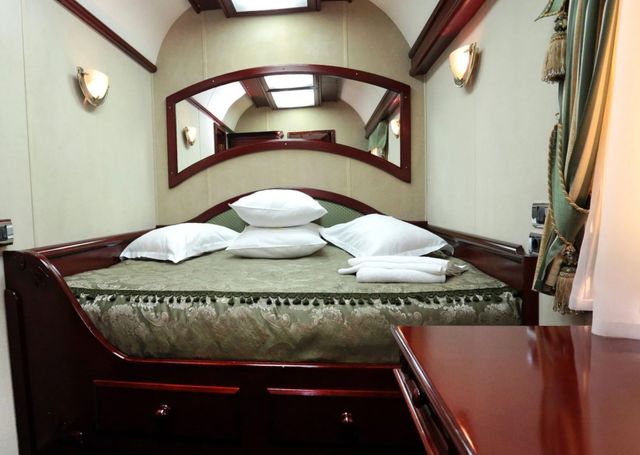 Душ, диван і комп'ютер: у мережі показали вагони Укрзалізниці підвищеної комфортності - фото 444742