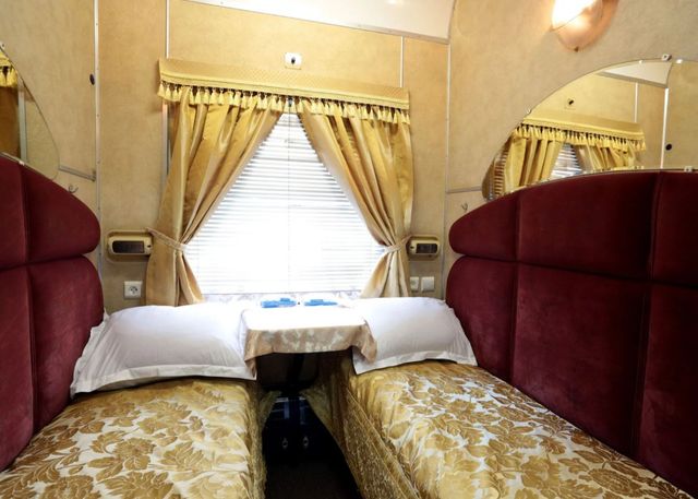 Душ, диван і комп'ютер: у мережі показали вагони Укрзалізниці підвищеної комфортності - фото 444743