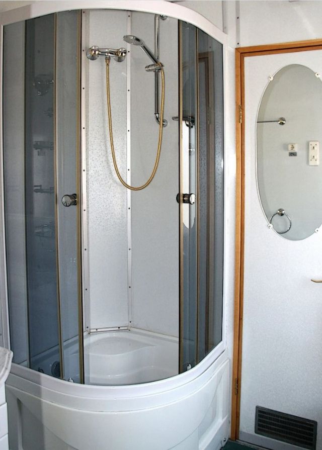 Душ, диван і комп'ютер: у мережі показали вагони Укрзалізниці підвищеної комфортності - фото 444747