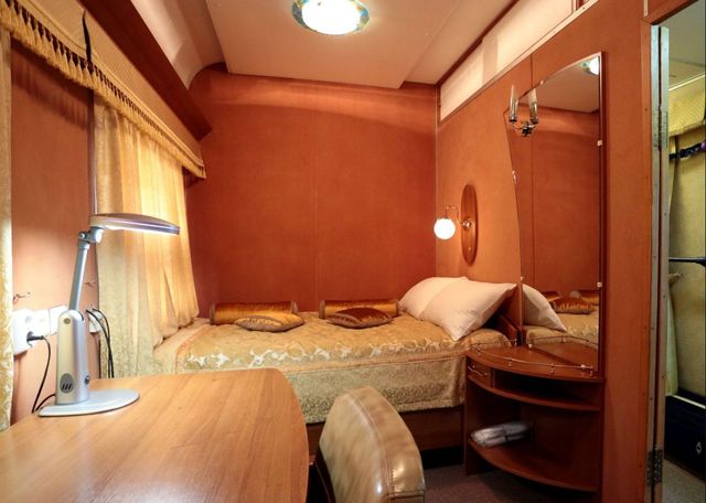 Душ, диван і комп'ютер: у мережі показали вагони Укрзалізниці підвищеної комфортності - фото 444748