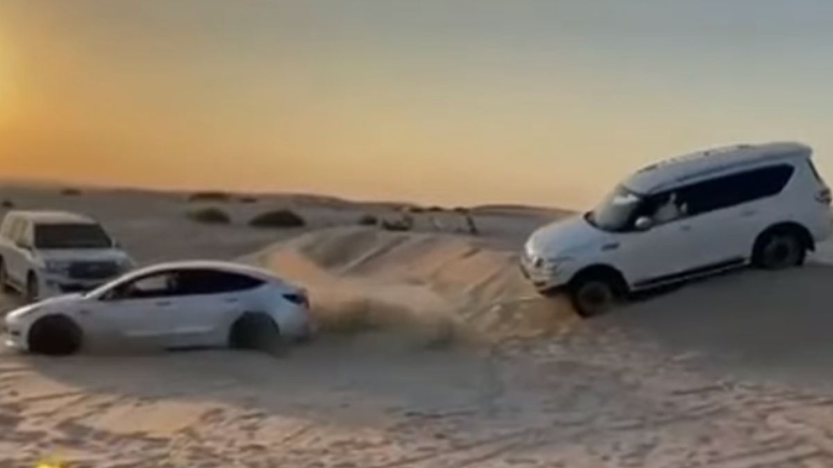 Як Tesla Model 3 витягала важкий позашляховик Nissan Patrol з піску: відео - фото 1