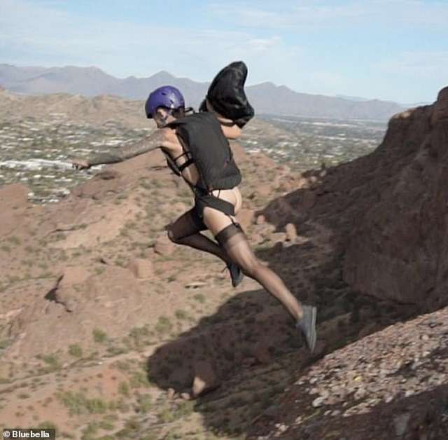 Спокуслива каскадерка стрибнула зі скелі заради ефектного фото у відвертій білизні - фото 444818