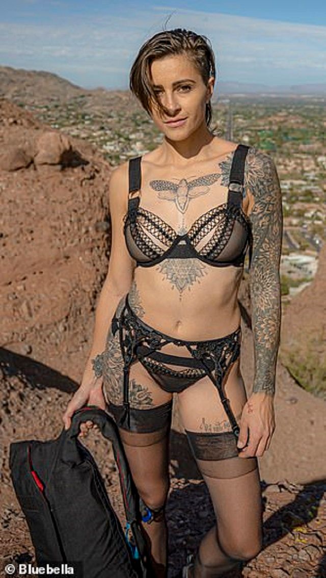 Спокуслива каскадерка стрибнула зі скелі заради ефектного фото у відвертій білизні - фото 444820