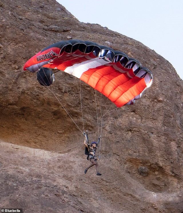 Спокуслива каскадерка стрибнула зі скелі заради ефектного фото у відвертій білизні - фото 444821