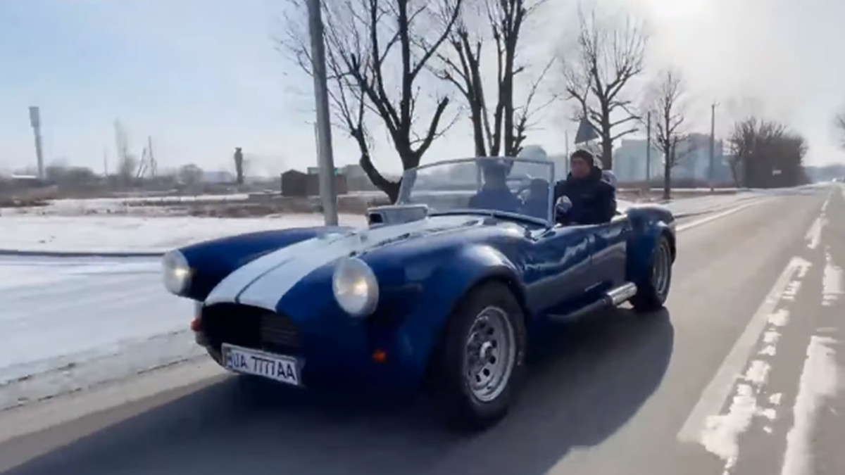 Український учитель створив копію культового авто 60-х років: відео - фото 1