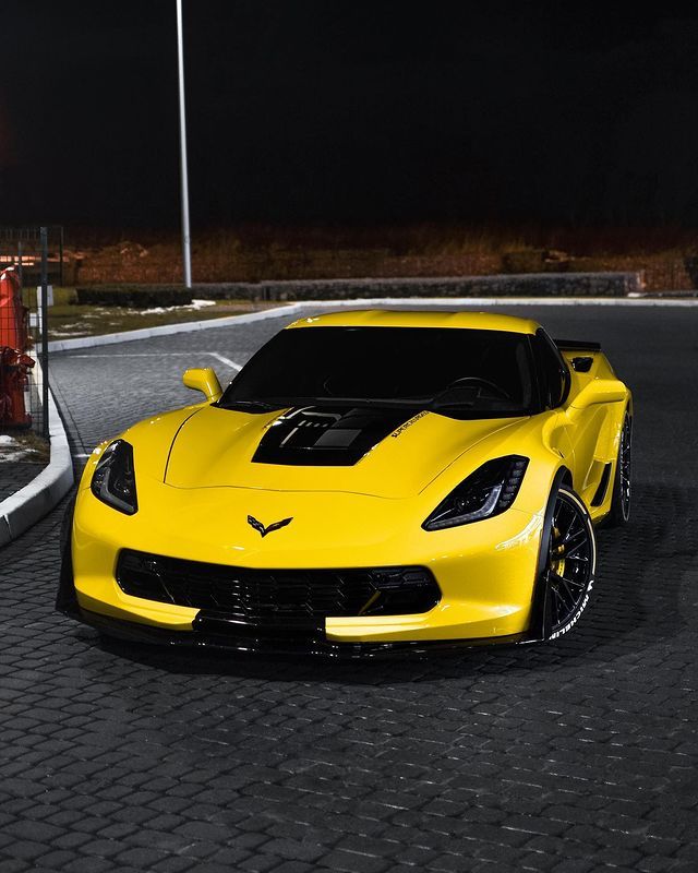 В Україні помітили надпотужний Chevrolet Corvette: фото розкішного спорткара - фото 445147
