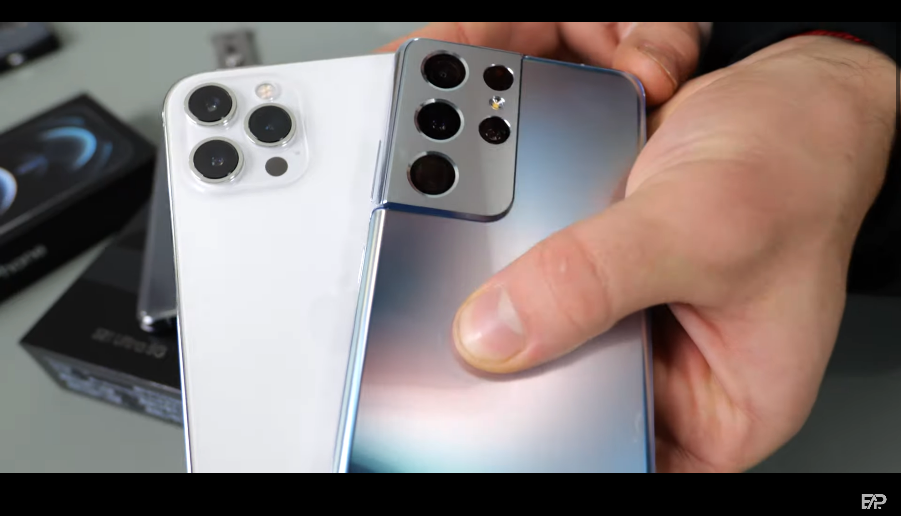 Samsung Galaxy S21 Ultra й iPhone 12 Pro Max порівняли у тесті на міцність: відео