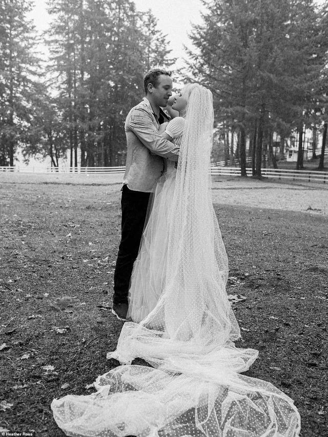 Памела Андерсон вийшла заміж за свого охоронця: фото з таємного весілля - фото 445346