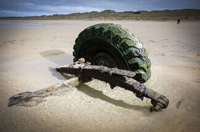 Затонулий 30 років тому Land Rover Defender сплив на поверхню: фотофакт - фото 445365