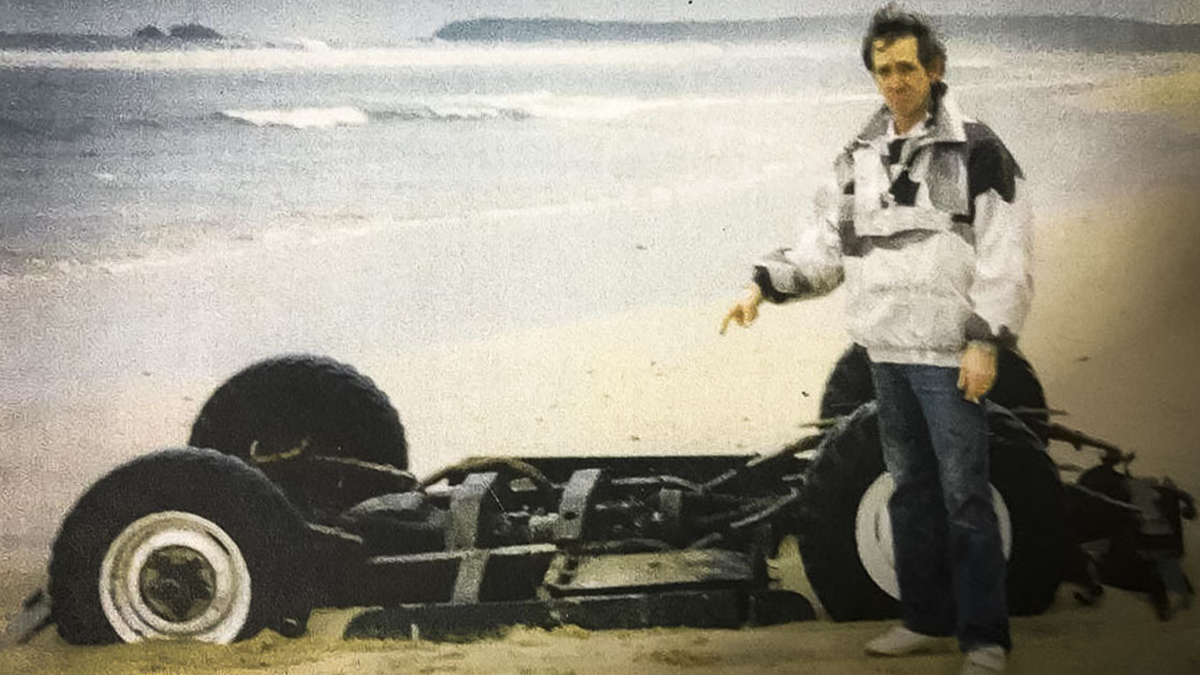 Затонулий 30 років тому Land Rover Defender сплив на поверхню: фотофакт