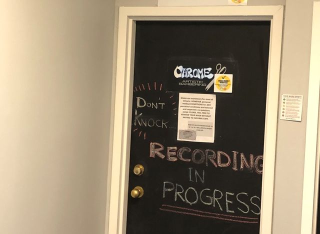 У Канаді барбершоп перетворили у кіностудію, щоб обійти обмеження локдауну - фото 445377