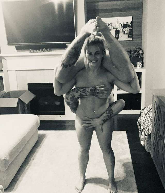 Дівчина тижня: секс-символ UFC Пейдж Ванзант, яка обожнює тренуватися голяка (18+) - фото 445667