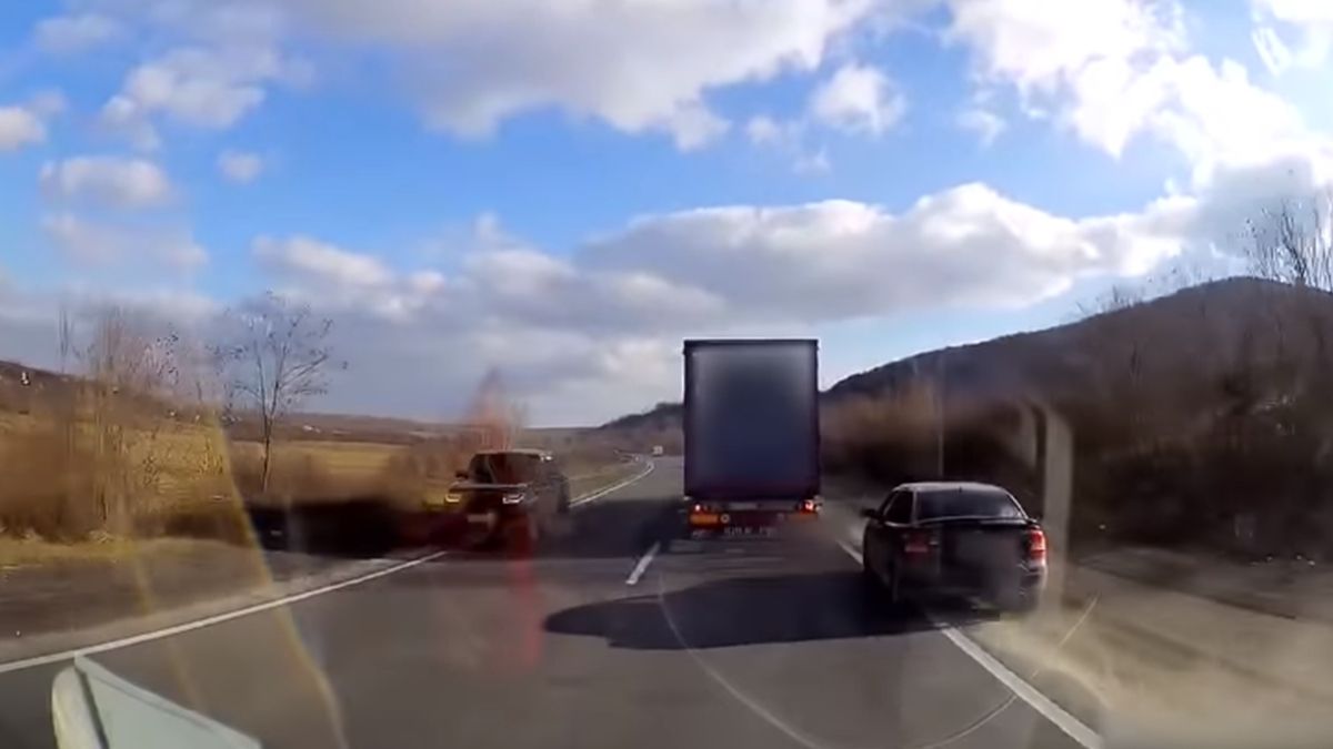 Погоня по-голлівудськи: на Закарпатті далекобійник допоміг поліції наздогнати порушників