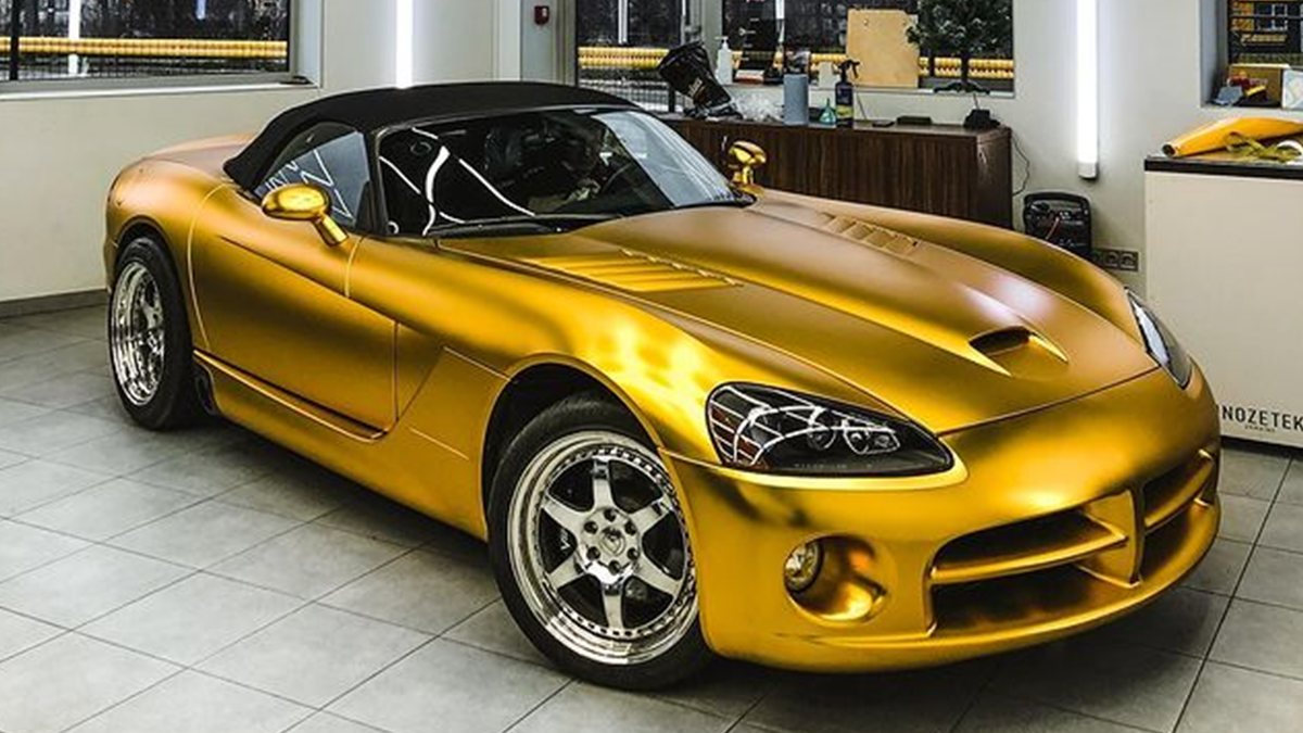 У Києві помітили розкішний золотий суперкар: фотофакт