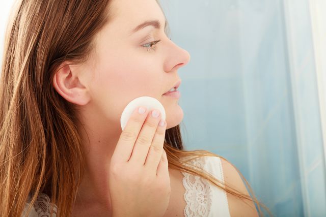 Косметологиня розповіла про користь і шкоду міцелярної води - фото 445997