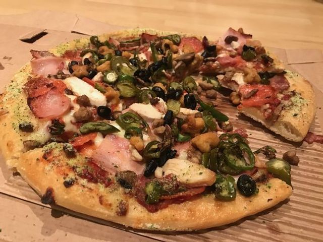 Гурман замовив піцу з усіма можливими начинками, але такий смаколик сподобається не усім - фото 446111