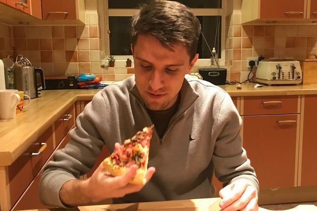 Гурман замовив піцу з усіма можливими начинками, але такий смаколик сподобається не усім - фото 446112