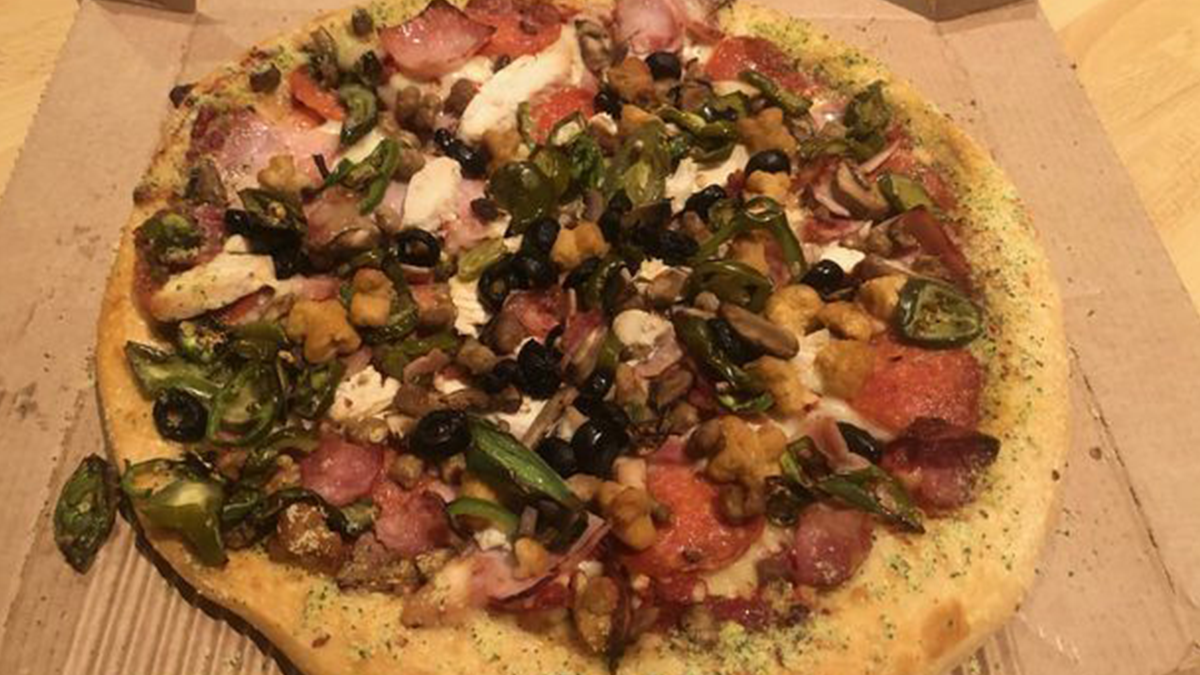 Гурман замовив піцу з усіма можливими начинками, але такий смаколик сподобається не усім