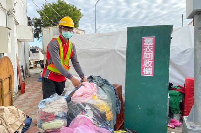 Хлопець знайшов у секонд-хенді 10 тисяч доларів - фото 446159