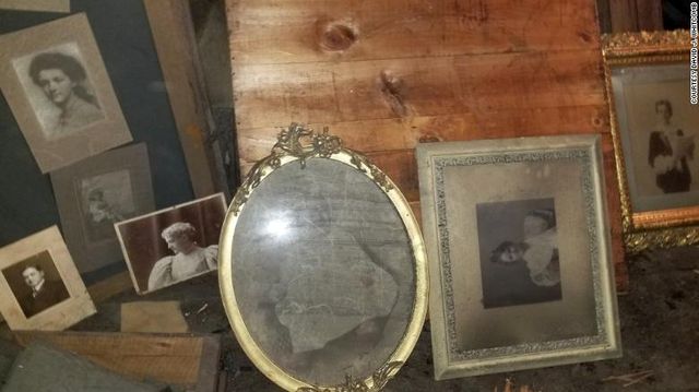 Адвокат виявив у своєму будинку потайне горище, де знайшов 'капсулу часу' - фото 446389