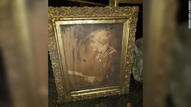 Адвокат виявив у своєму будинку потайне горище, де знайшов 'капсулу часу' - фото 446390