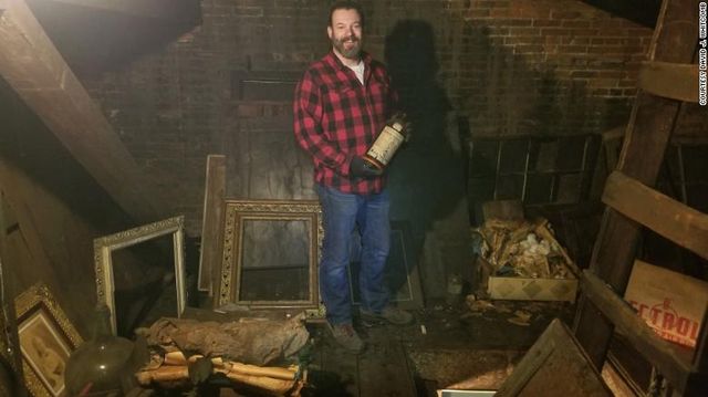 Адвокат виявив у своєму будинку потайне горище, де знайшов 'капсулу часу' - фото 446391