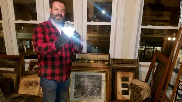 Адвокат виявив у своєму будинку потайне горище, де знайшов 'капсулу часу' - фото 446392