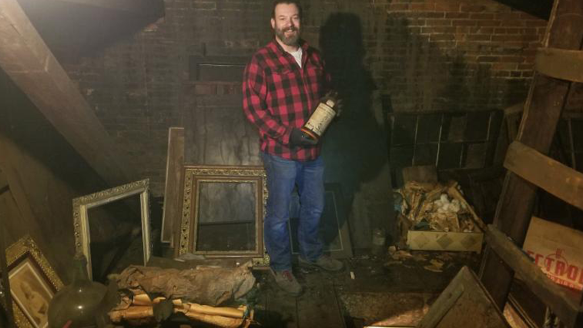 Адвокат виявив у своєму будинку потайне горище, де знайшов "капсулу часу"