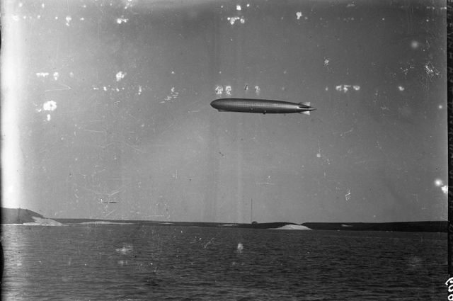 Раніше невідомий знімок німецького дирижабля над Діксоном показали у мережі - фото 446410