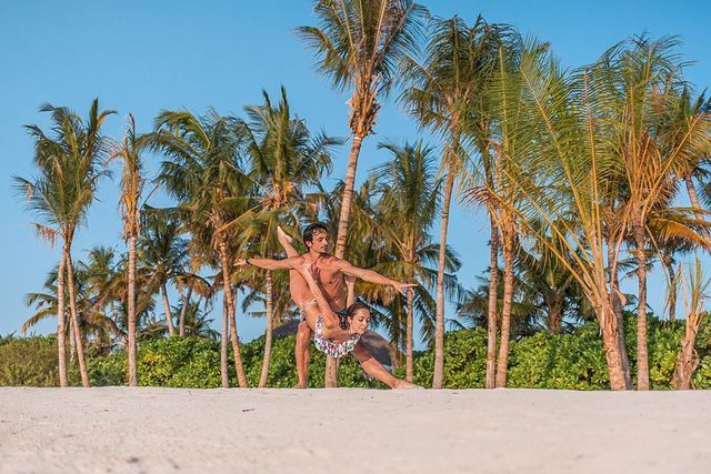 Катерина Кухар з чоловіком вразили фанатів неймовірною гнучкістю на новому фото - фото 446417