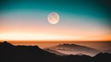 Фотограф зробив унікальне фото Місяця, оповитого веселкою