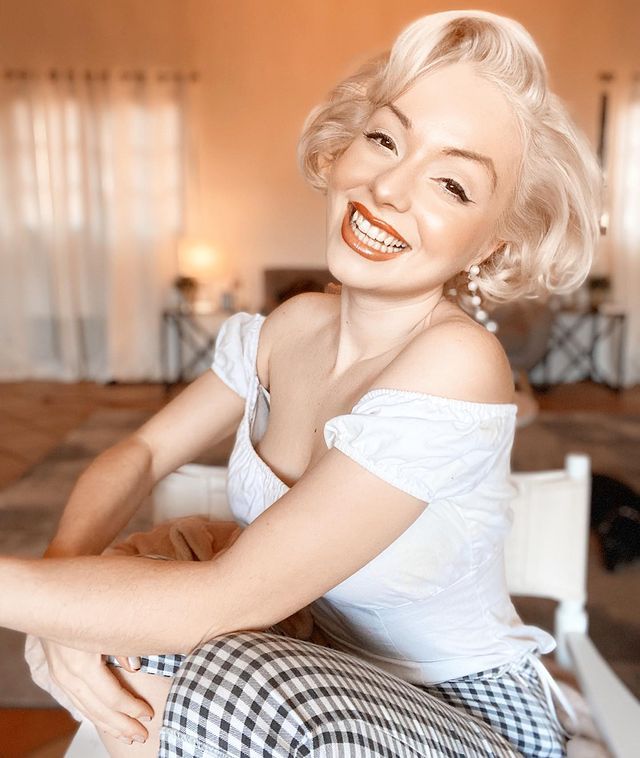 Дівчина тижня: спокуслива Жасмін Чізуелл, яка є точною копією Мерілін Монро (18+) - фото 446642