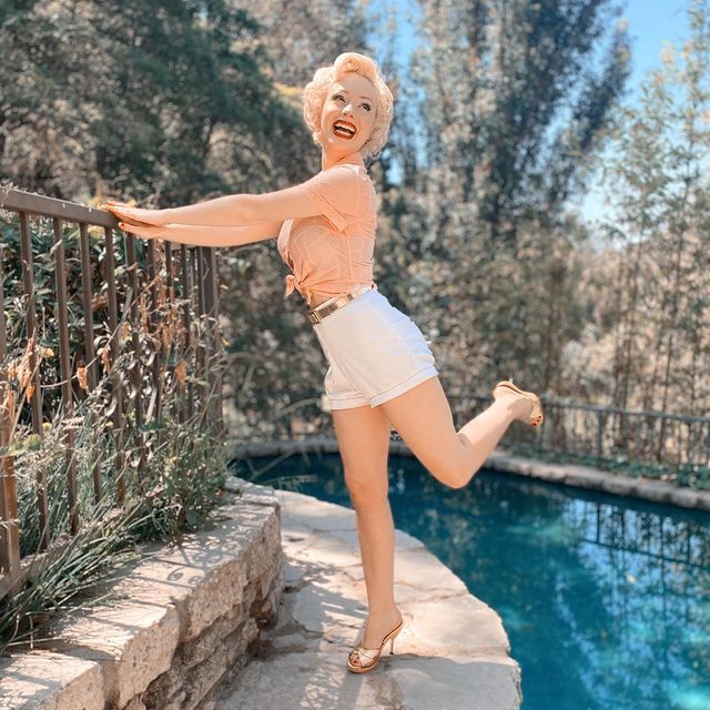 Дівчина тижня: спокуслива Жасмін Чізуелл, яка є точною копією Мерілін Монро (18+) - фото 446649