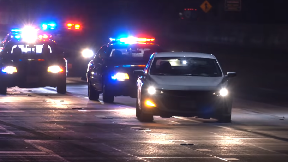 Горе-водій втратив колеса, тікаючи від поліції: відео найтривалішої в історії США погоні