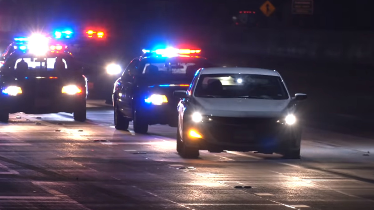 Горе-водій втратив колеса, тікаючи від поліції: відео найтривалішої в історії США погоні - фото 1