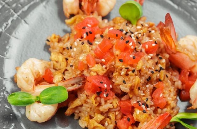 Оригінальний плов з креветками: українська модель поділилася швидким рецептом - фото 446719