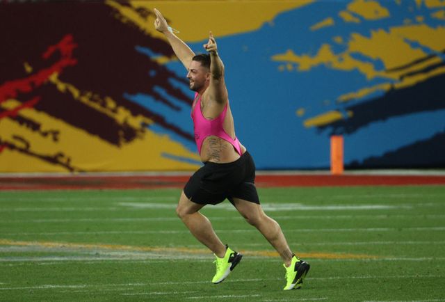 Супербоул-2021: чоловік влаштував еротичний забіг в купальнику під час матчу - фото 446723